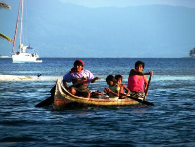 Kuna Yala women and children in ulu (dugout canoe), Chichimé, San Blas, Panama